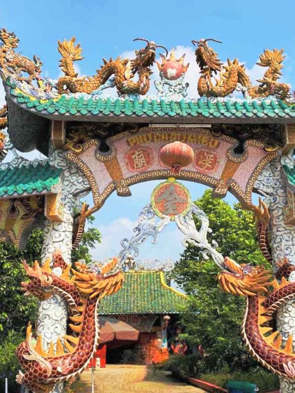 Dragon Floating Temple Sightseeing